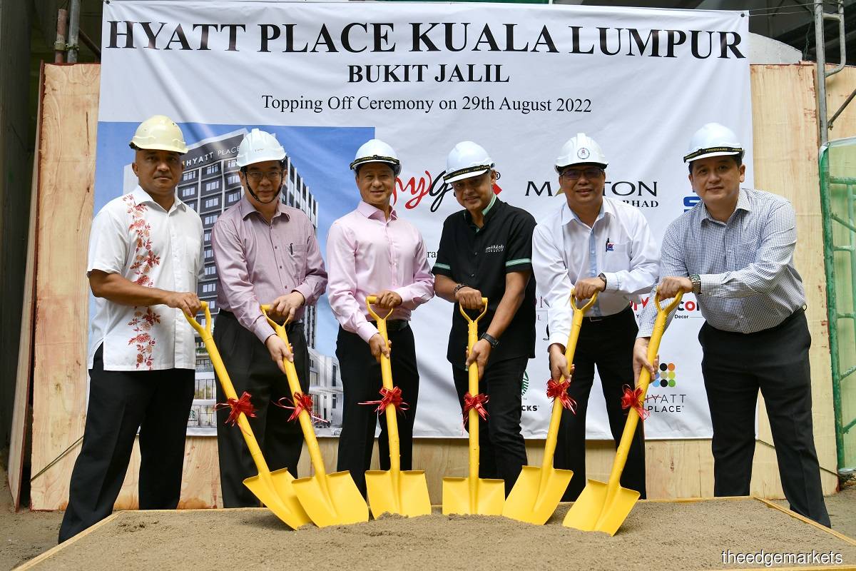 (From left) Bennett, Choo, Lye, Quays, Ng and Wong at the topping-off ceremony of Hyatt Place Kuala Lumpur, Bukit Jalil on Monday (Aug 29). (Photo by Mohd Suhaimi Mohamed Yusuf/The Edge)